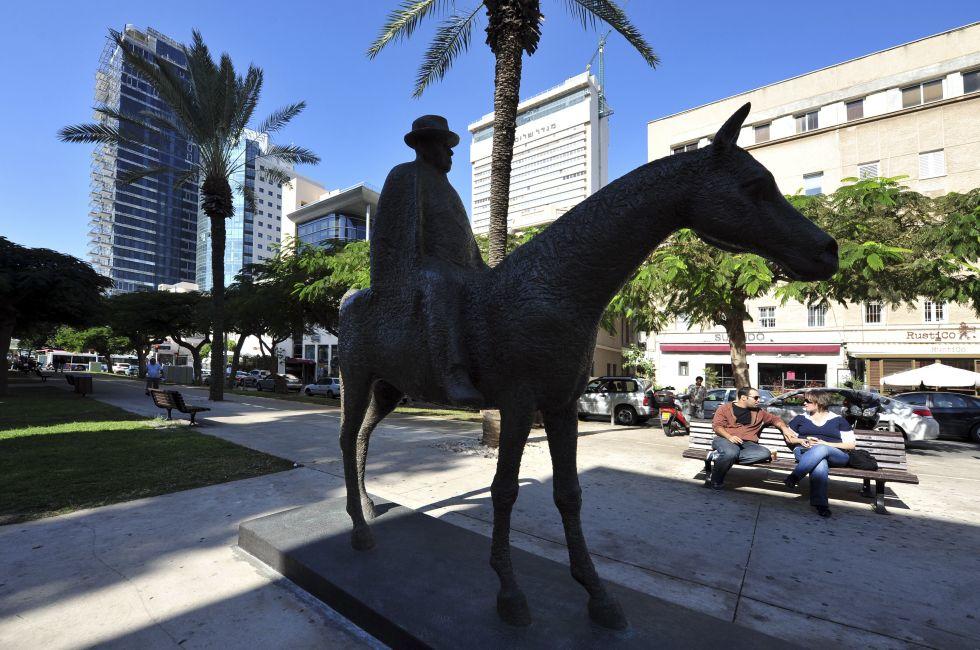 TEL AVIV - NOV 21:Meir Dizengoff Statue in Rothschild Blvd on November 21 2009 in Tel Aviv,Israel.Meir Dizengoff (25 Feb 1861 -&#xc3;&#x83;?&#xc3;&#x82;&#xc2;&#x90; 23 Sep 1936) was a Zionist politician and the first mayor of Tel Aviv; 