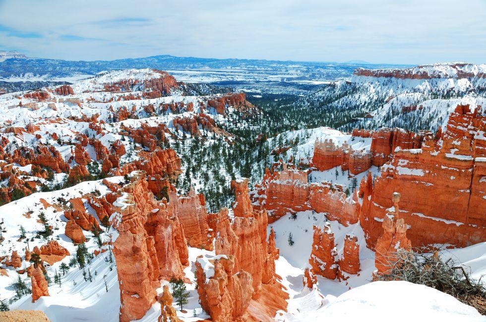Bryce canyon panorama with snow in Winter with red rocks and blue sky.