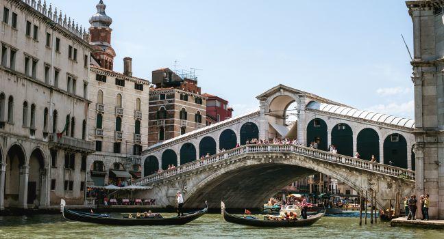 Rialto Bridge, San Marco, Venice, Italy.