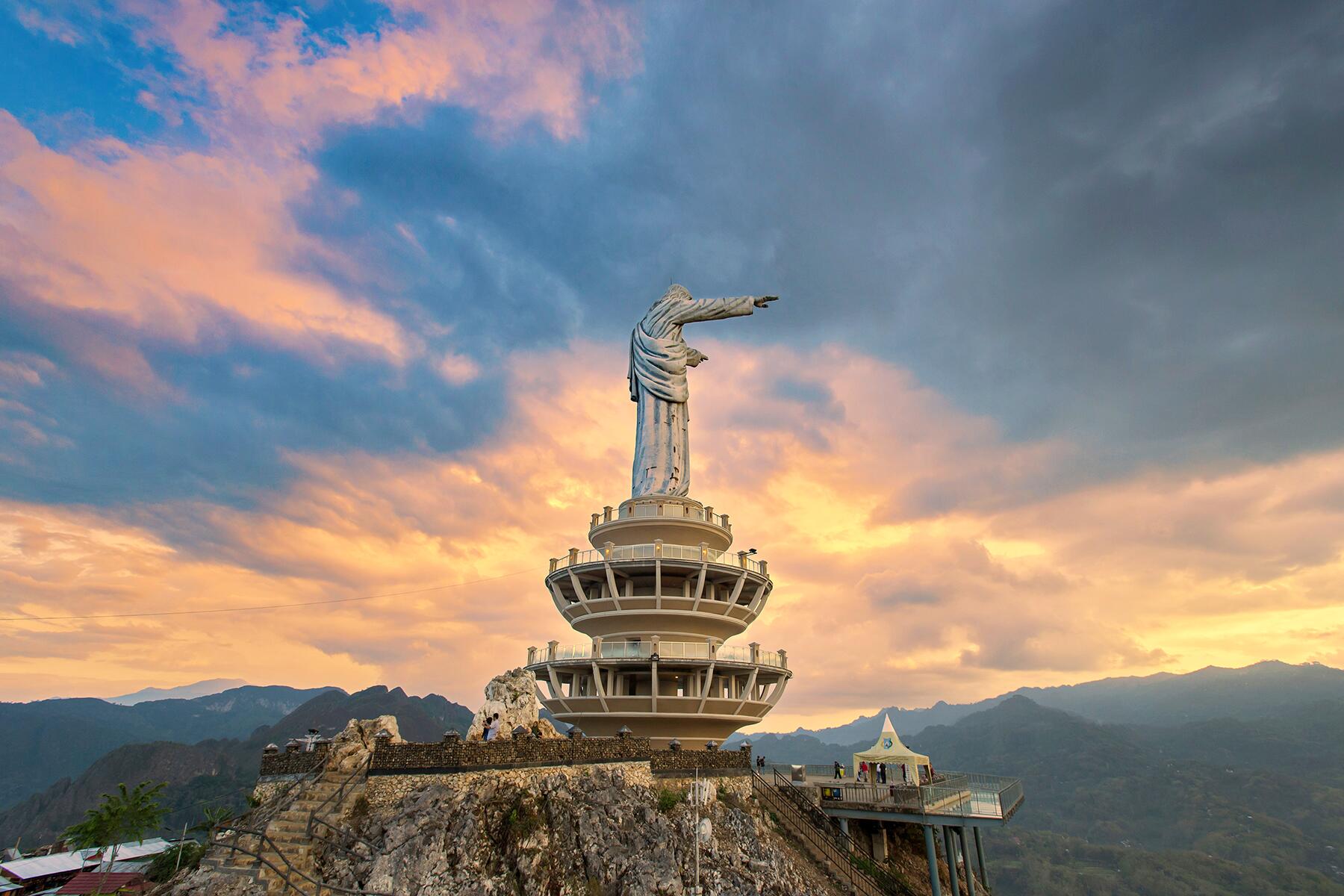 02_ChristStatuesAroundTheWorld__JesusBuntuBurake_shutterstock_1565730622