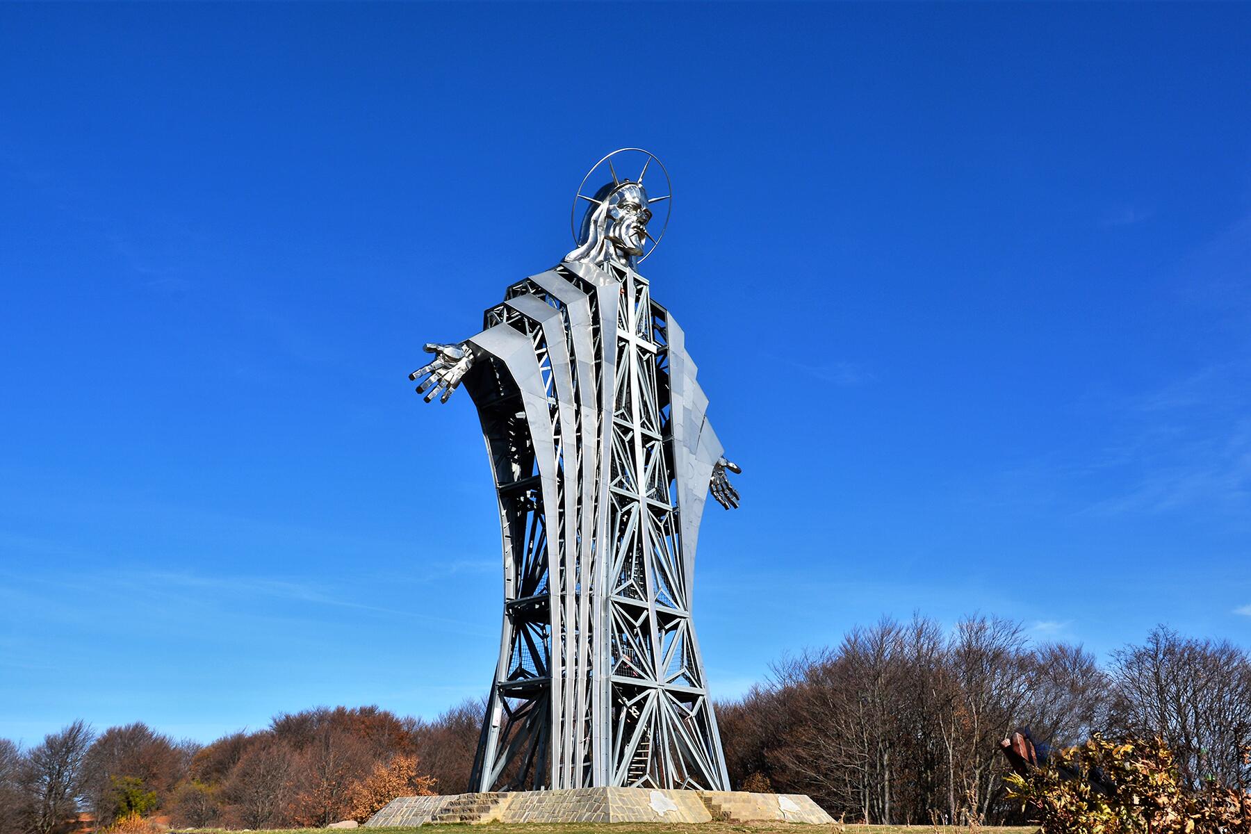 07_ChristStatuesAroundTheWorld__HeartOfJesusHarghitaRomania_shutterstock_1221542959