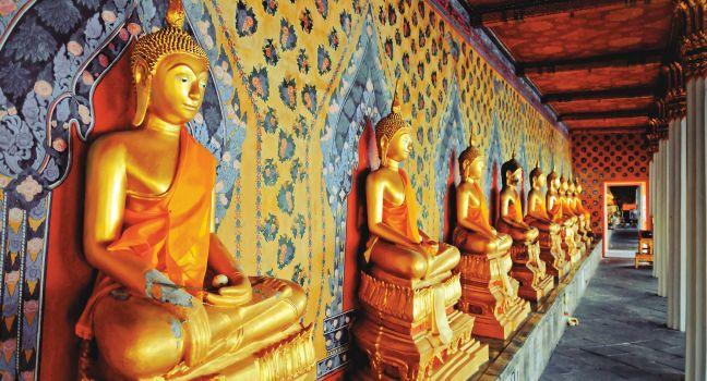 Statue, Wat Arun Temple, Thonburi, Bangkok, Thailand, Asia.