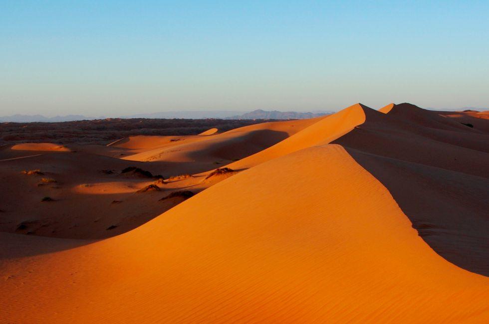 Watching the sunset atop the 150m high Wahiba Sands (Oman).