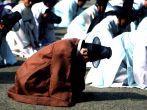 In the countyard of Kyongbok Palace, the royal residence of fifteen Chosen Dynasty monachs, supplecating priests bow their bambii-framed horsehair gats, designed to protect their topknots