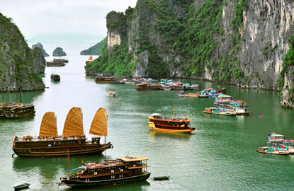 halong-bay-boats.jpg