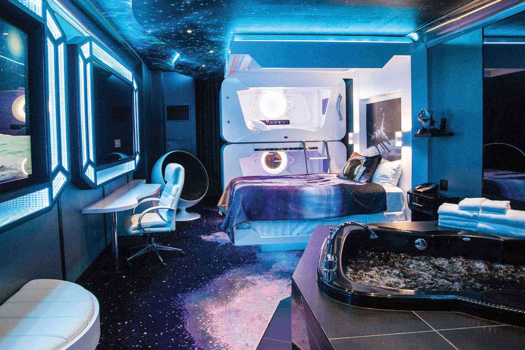 Space-Hotels-Fantasyland-Hotel-2