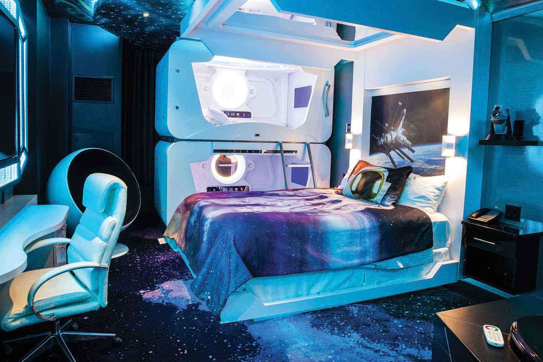 Space-Hotels-Fantasyland-Hotel-4