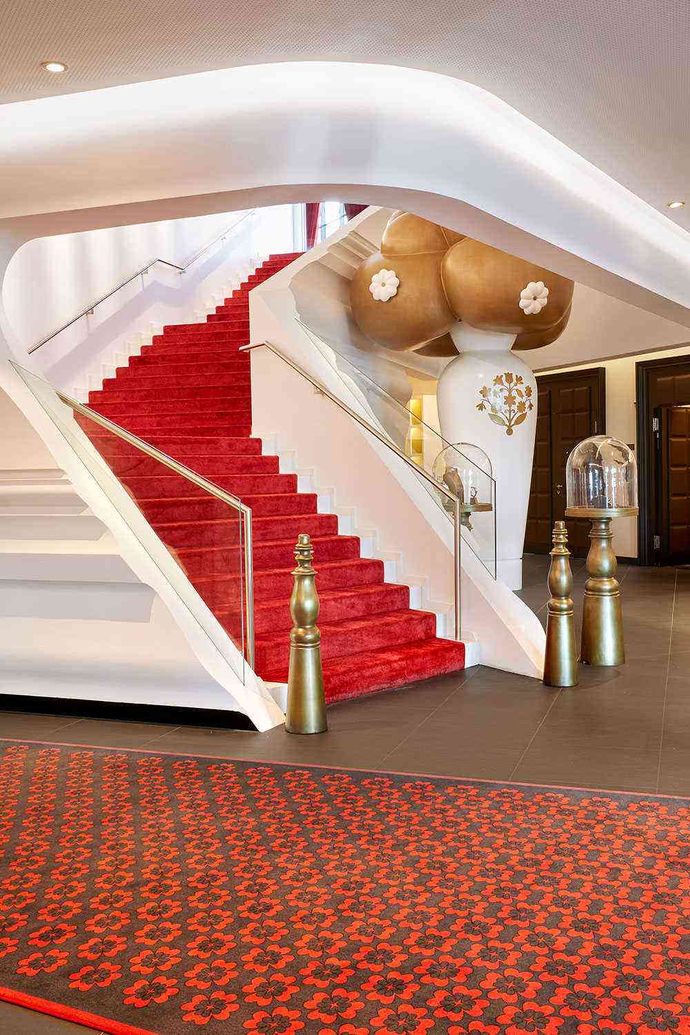 Space-Hotels-The-Kamena-Grand-Zurich-Hotel-2