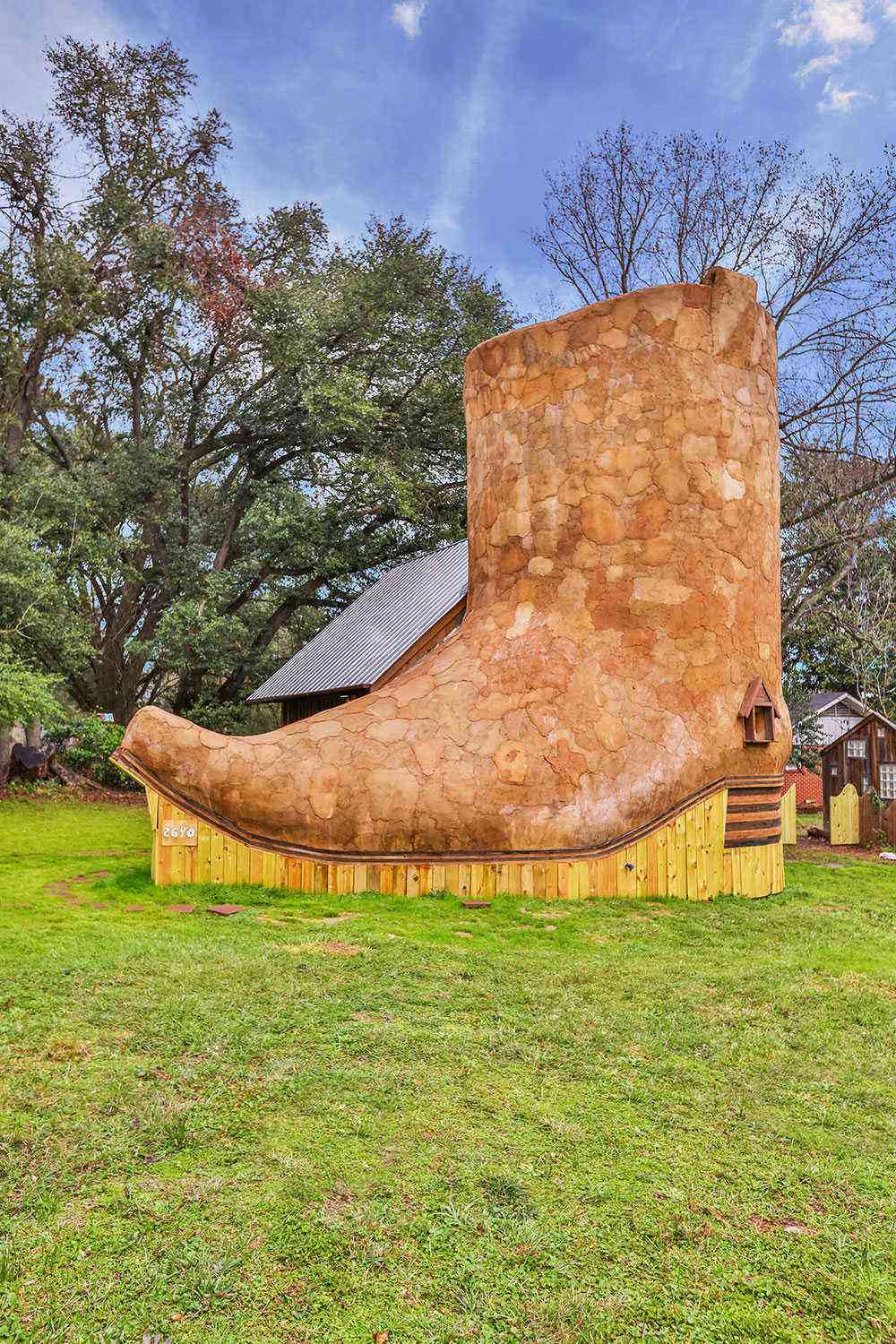 Weird-Airbnbs-Cowboy-Boot-1