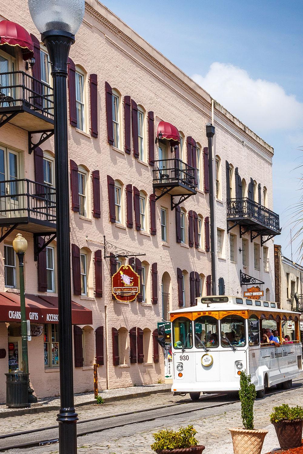 Haunted-Hotels-Olde-Harbor-Inn