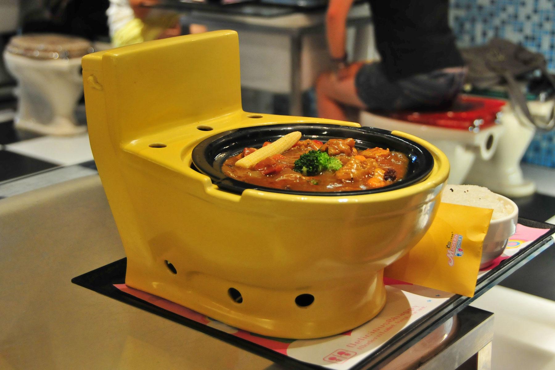Crazy-Dining-Experiences-Modern-Toilet-2