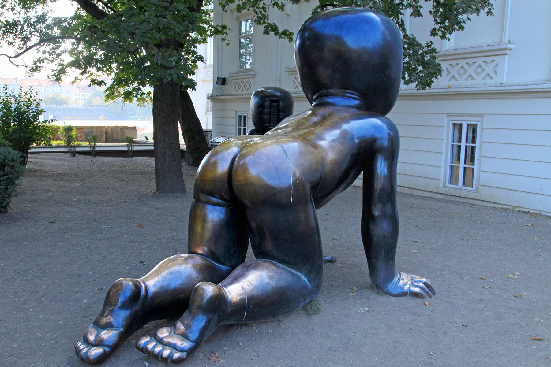 Even-More-Messed-Up-Statues-Creepy-Babies-Prague-Czech-Republic-03