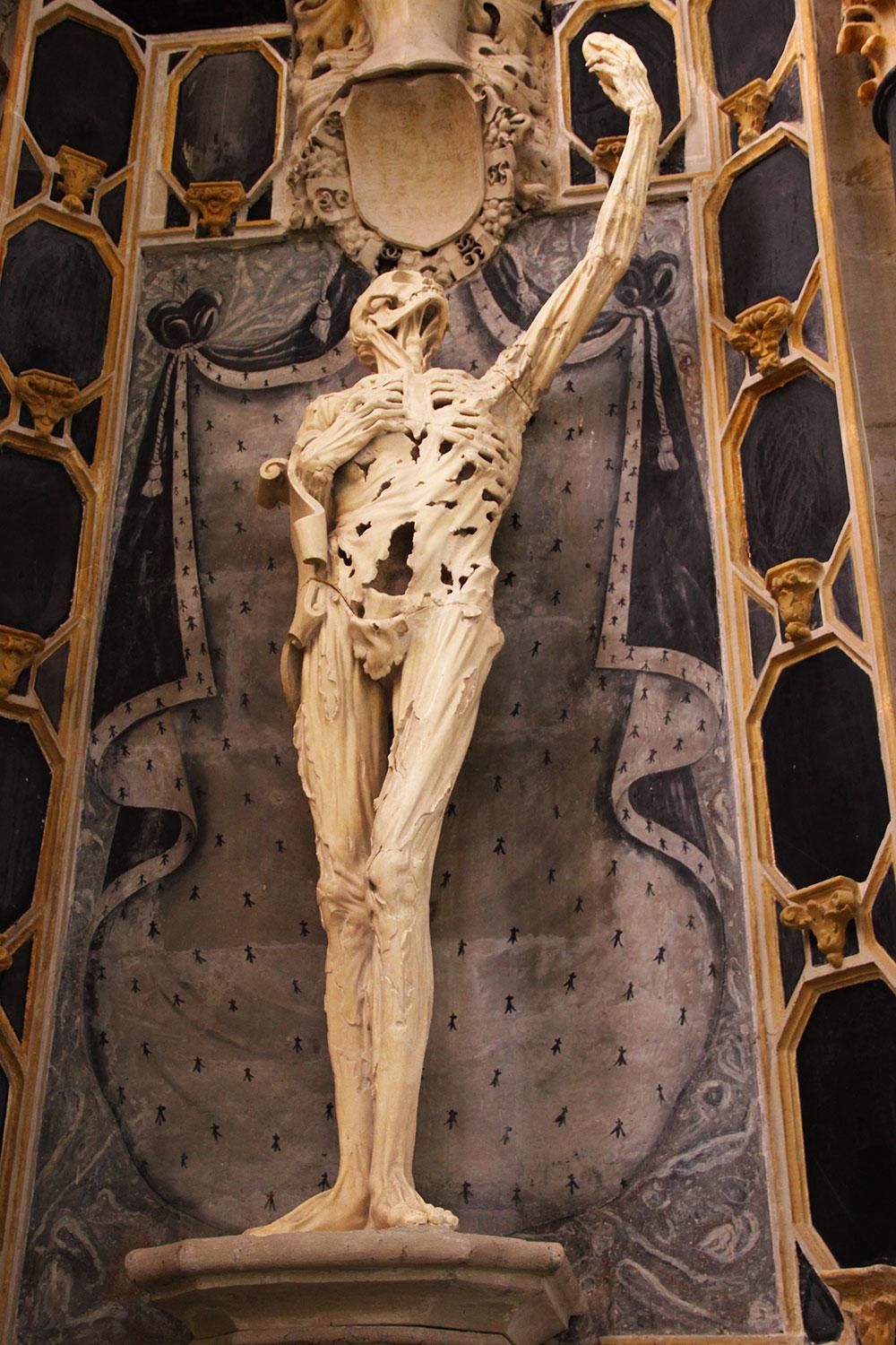 Even-More-Messed-Up-Statues-Transi-De-Rene-De-Chalon-Bar-le-Duc-France-01
