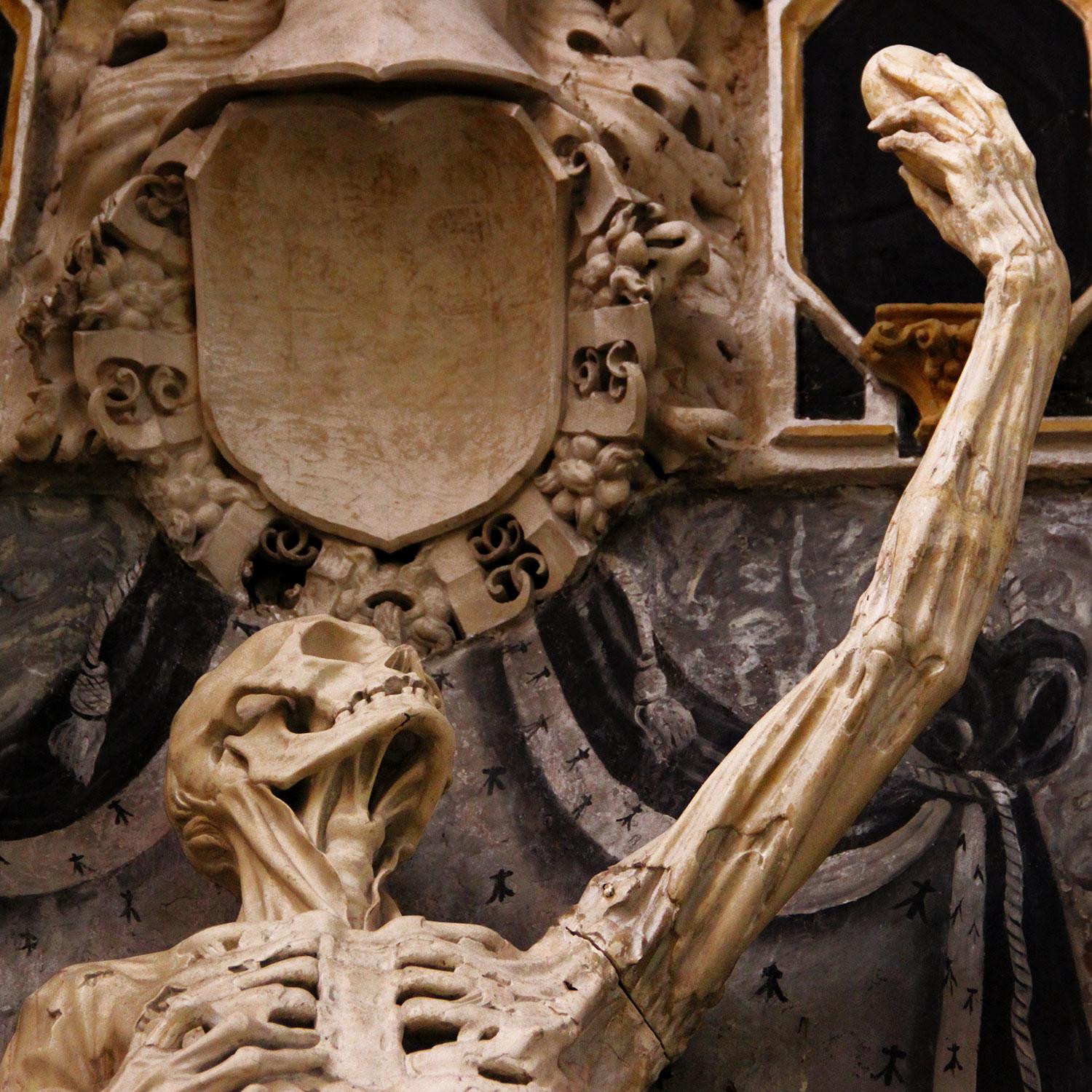 Even-More-Messed-Up-Statues-Transi-De-Rene-De-Chalon-Bar-le-Duc-France-02