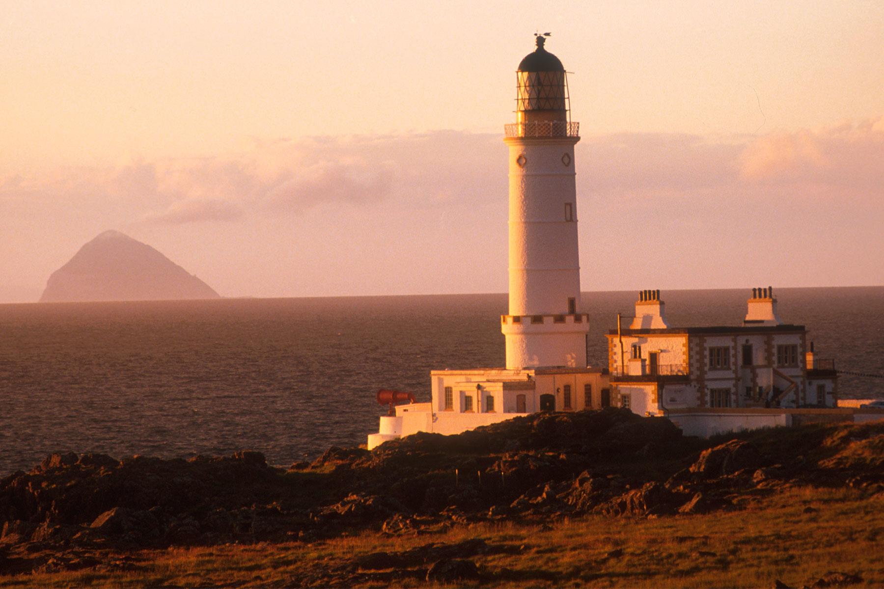 Ultimate-Scotland-Sleep-in-a-Lighthouse