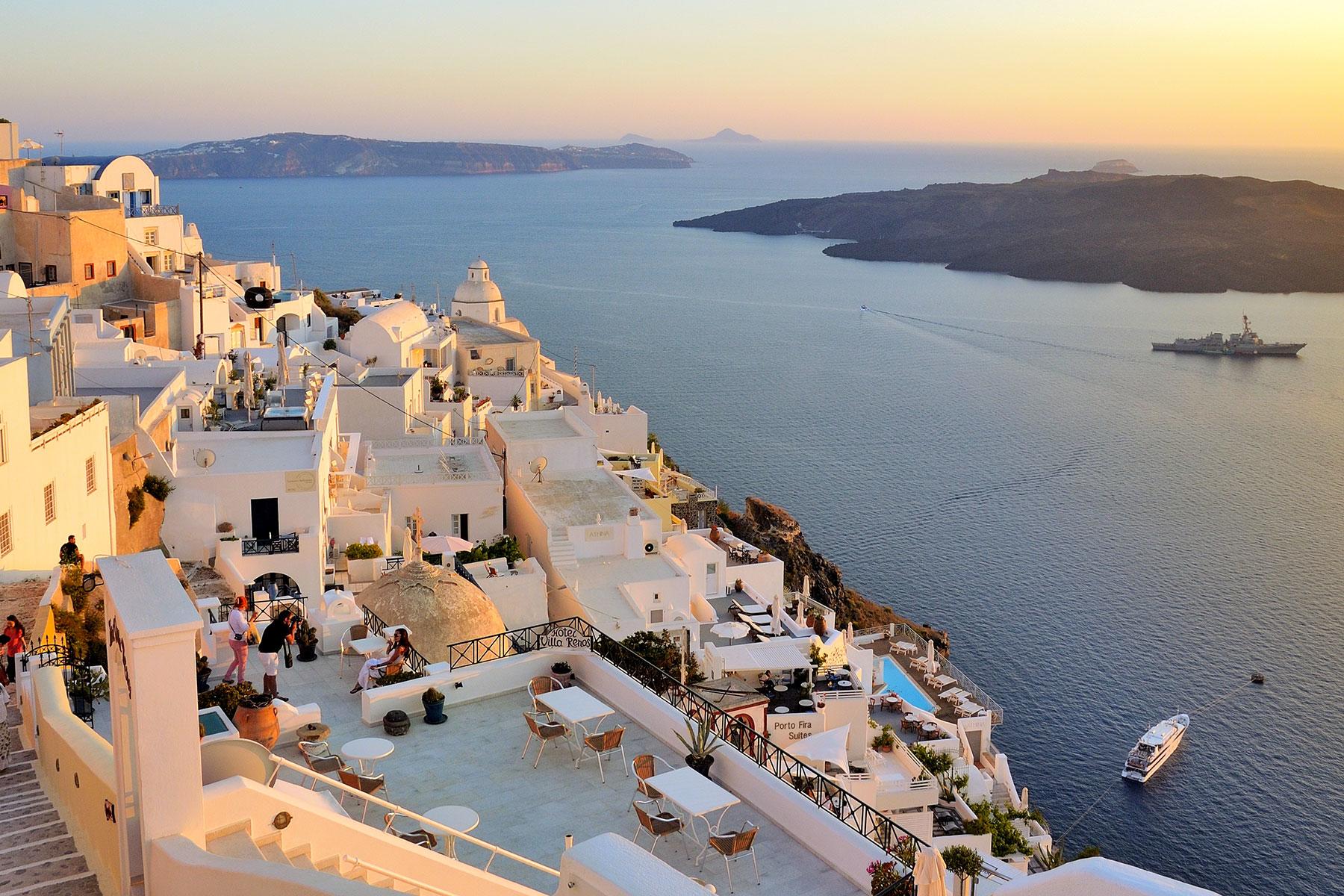 Ultimate-Things-To-Do-Greece-Sunset-In-Santorini-1