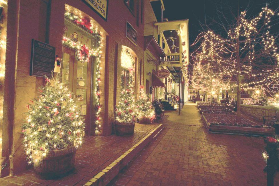 15 ChristmasObsessed Towns