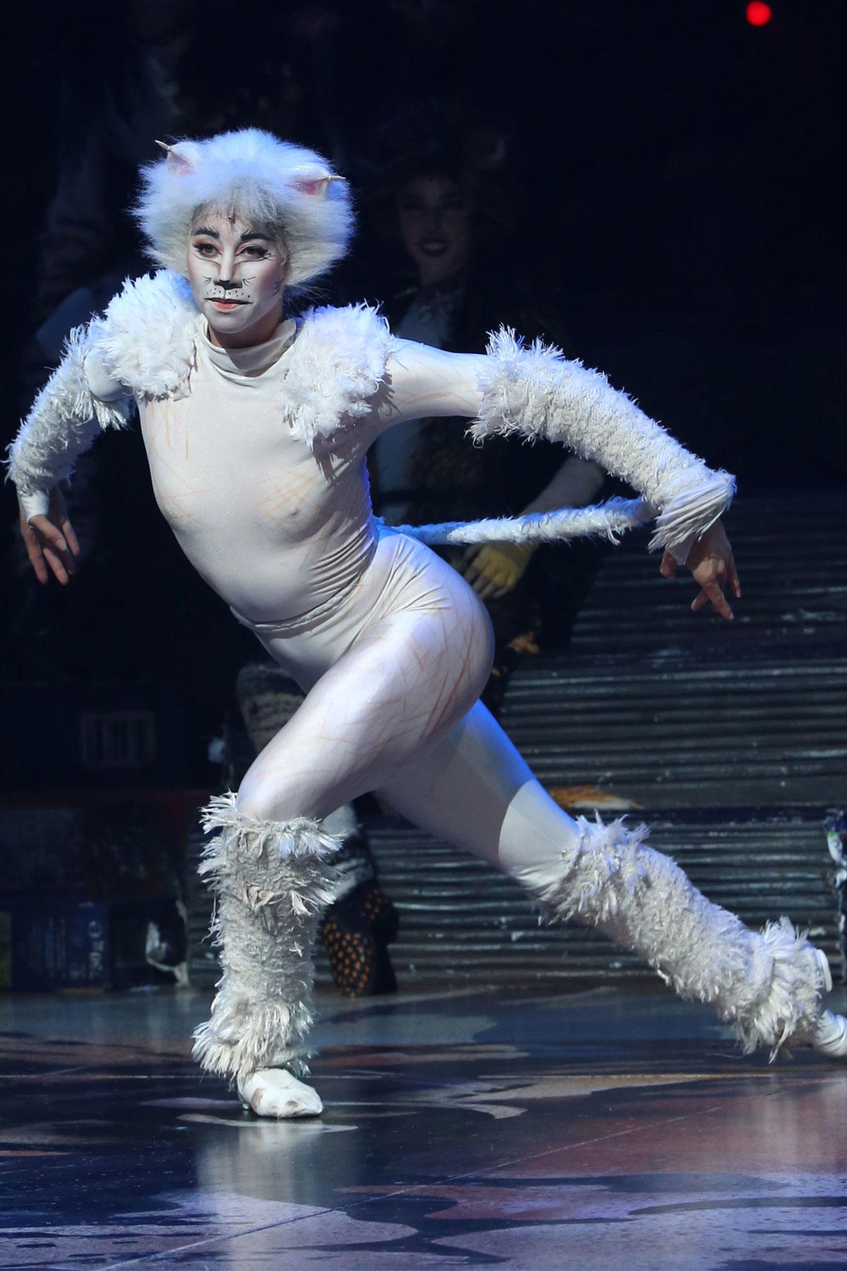 Seeing 'Cats' on Broadway Is the Greatest Acid Trip You'll Ever Take –  Fodors Travel Guide