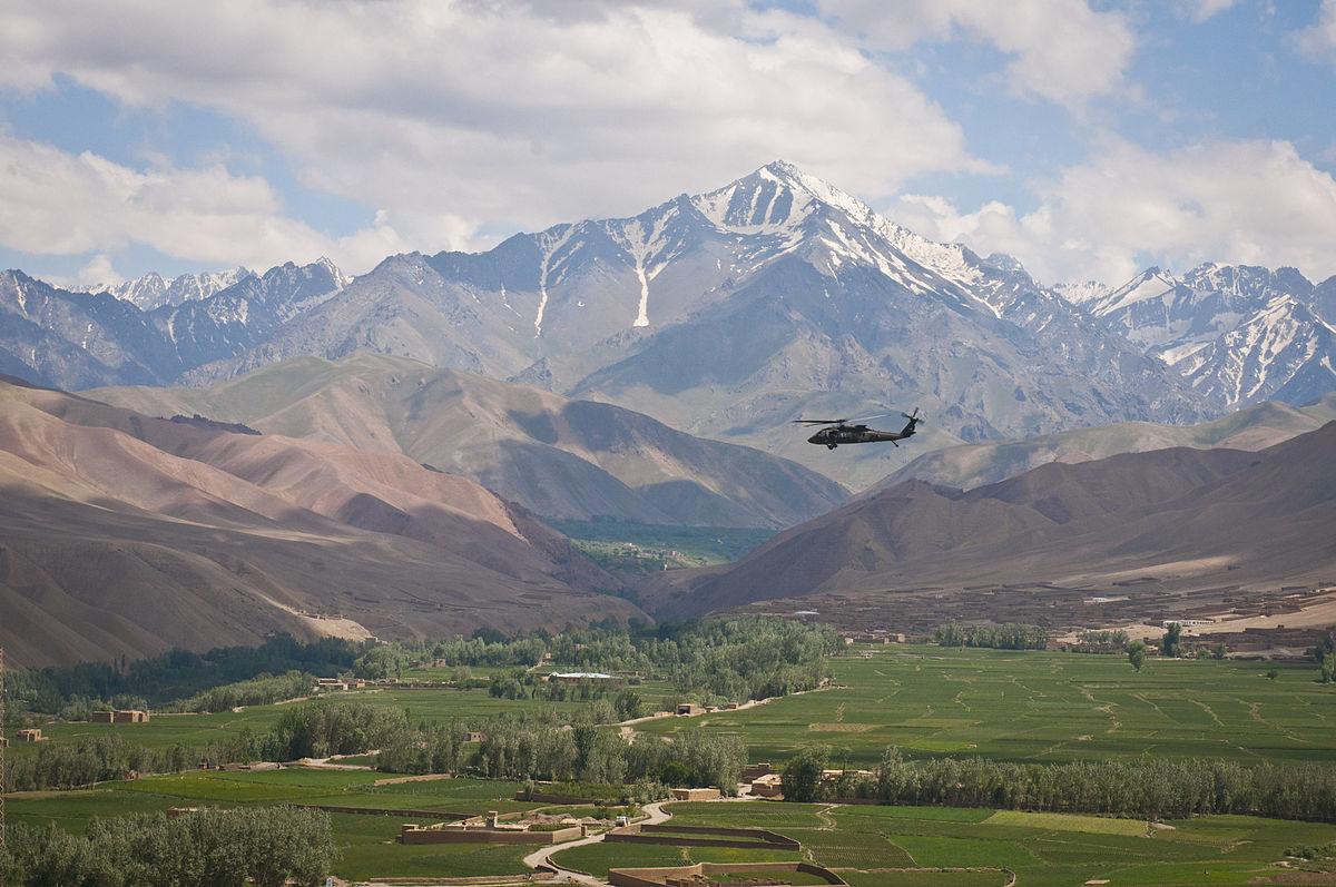 1200px-Black_Hawk_flying_over_a_valley_in_Bamyan
