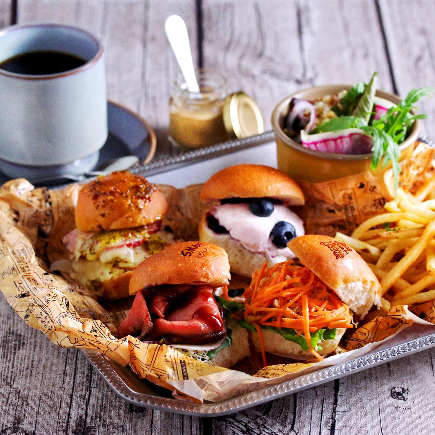 Crazy-Tokyo-Dining-Peanuts-Cafe-2-sq