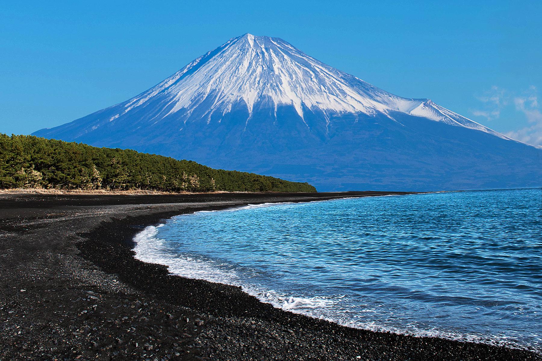 Black-Sand-Beaches-Miho-No-Matsubara-Shizuoka-Japan