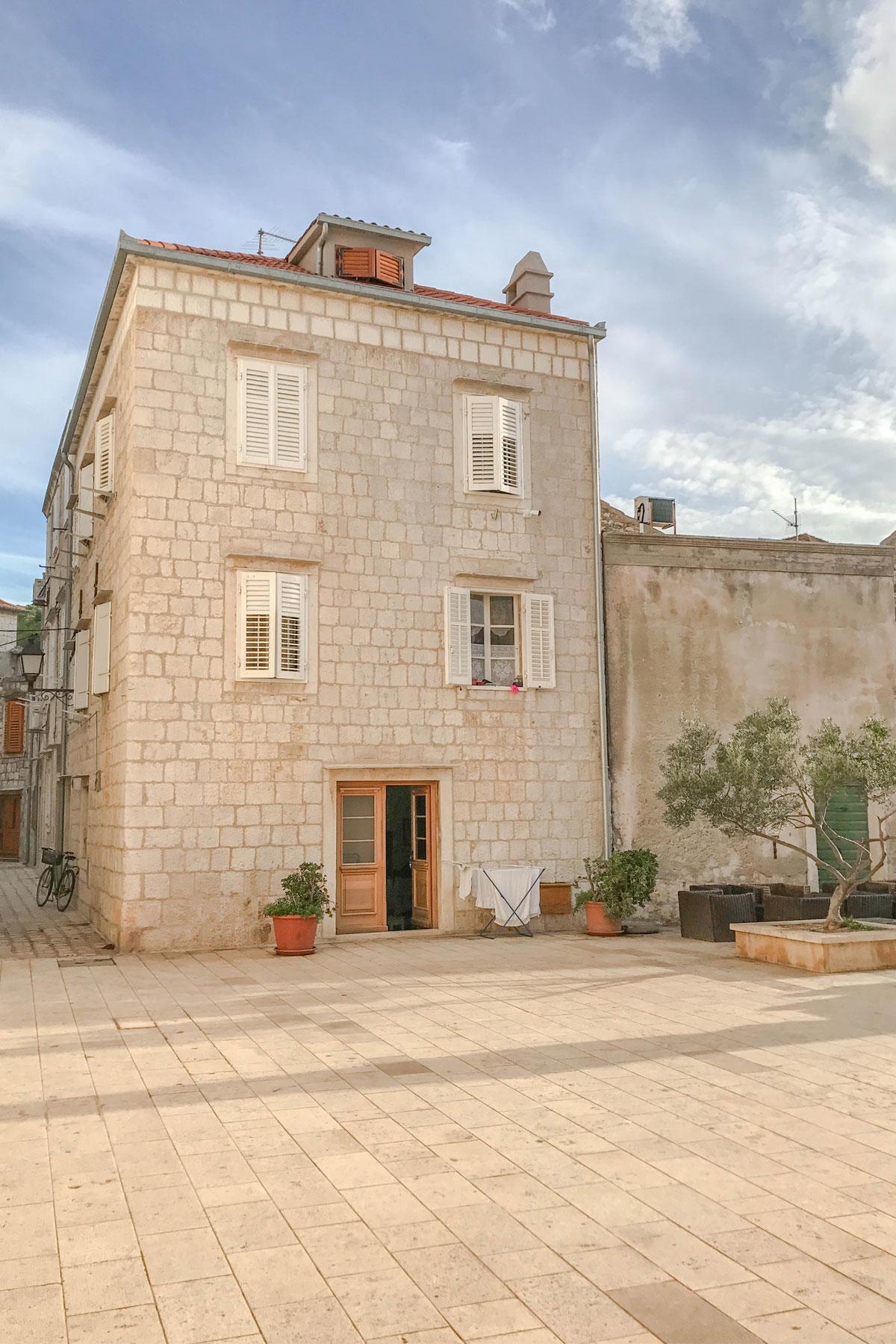 Picture9-Croatia-Vis-OldTownSquare9