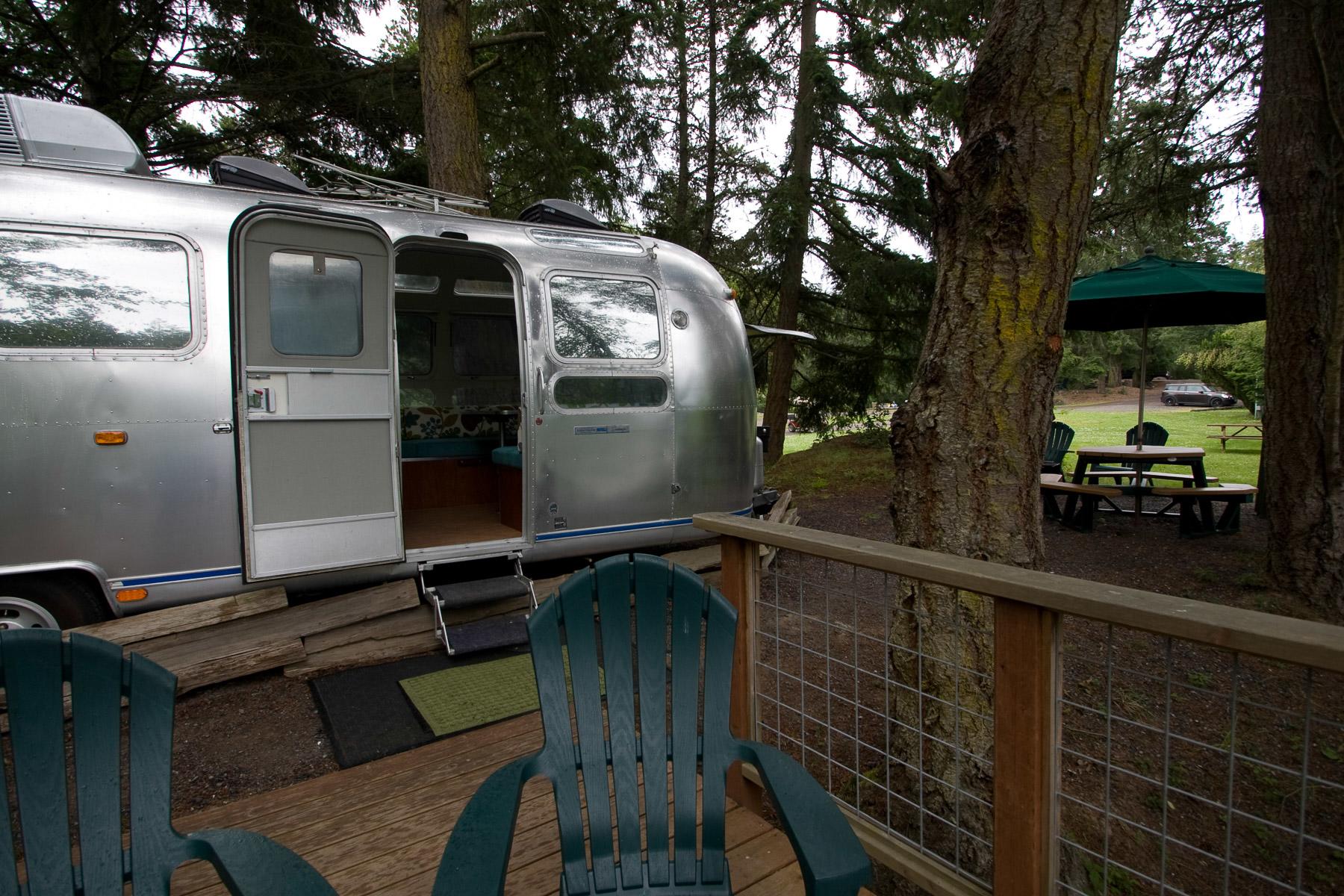 Vintage-Trailer-Park-Hotels-Lakedale’s-Vintage-Airstream-Trailer-2