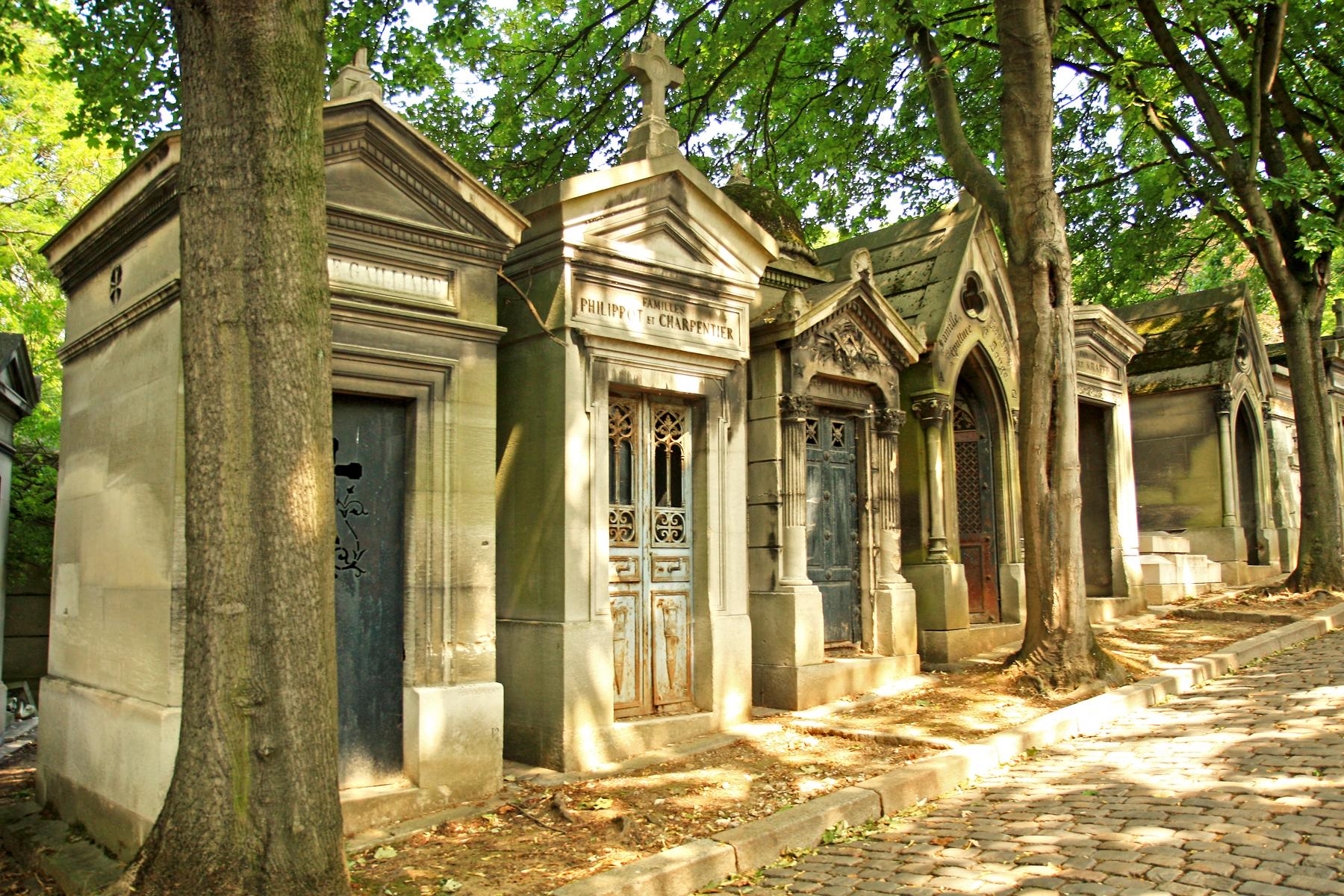 Paris-Sunny-Outdoors-Cimetière-Père-Lachaise-1