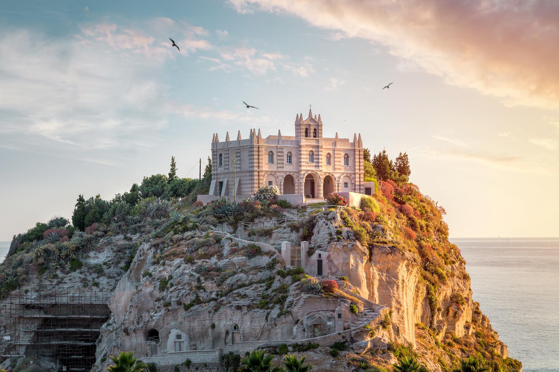 reasons-to-visit-tropea-Santa-Maria-Dell'sola-Church-1