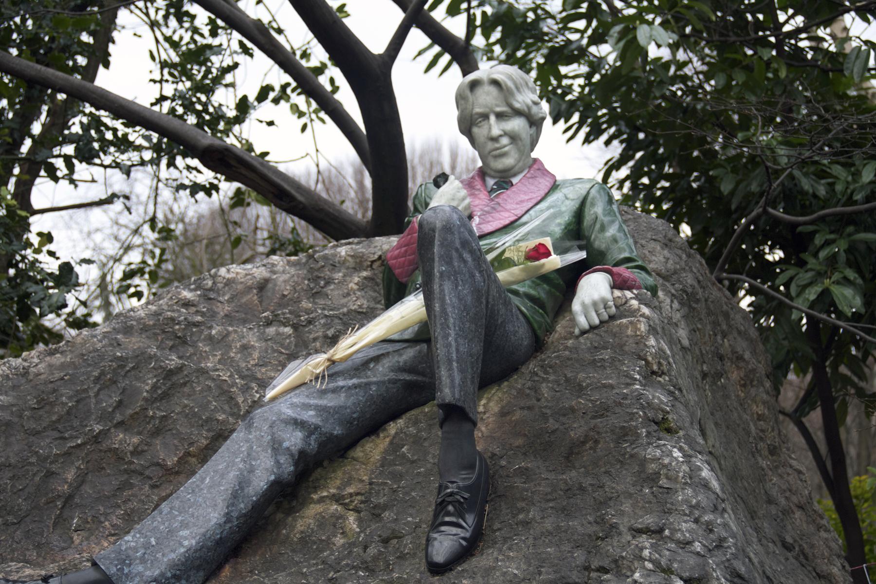 Literary-Tour-Of-Dublin-Oscar-Wilde-Home-Statue-1