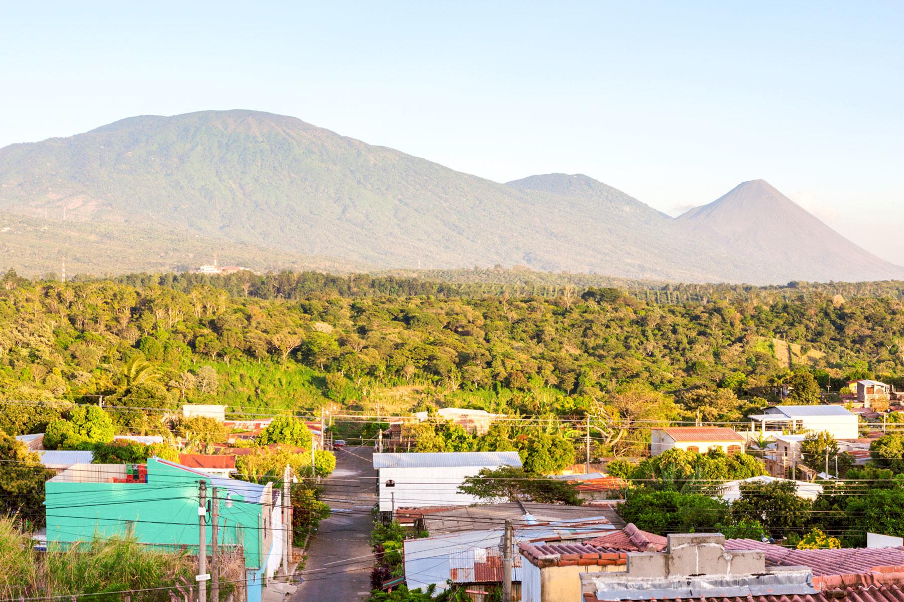 02_Visit_Juayua_Getoffthetouristpath_shutterstock_1066688663