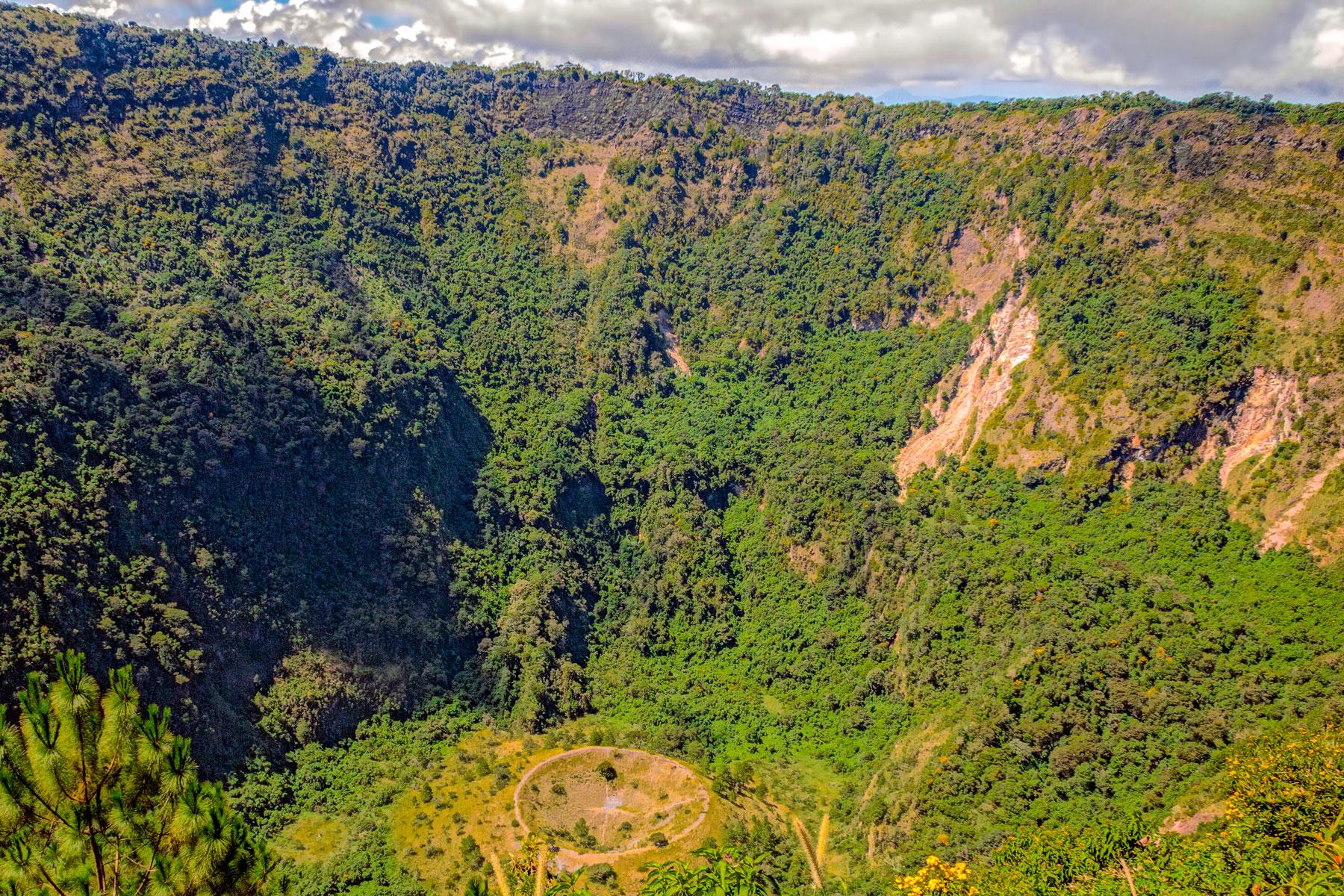 08_El_Salvador_Natural_Wonders_Torogoz_shutterstock_1051802492