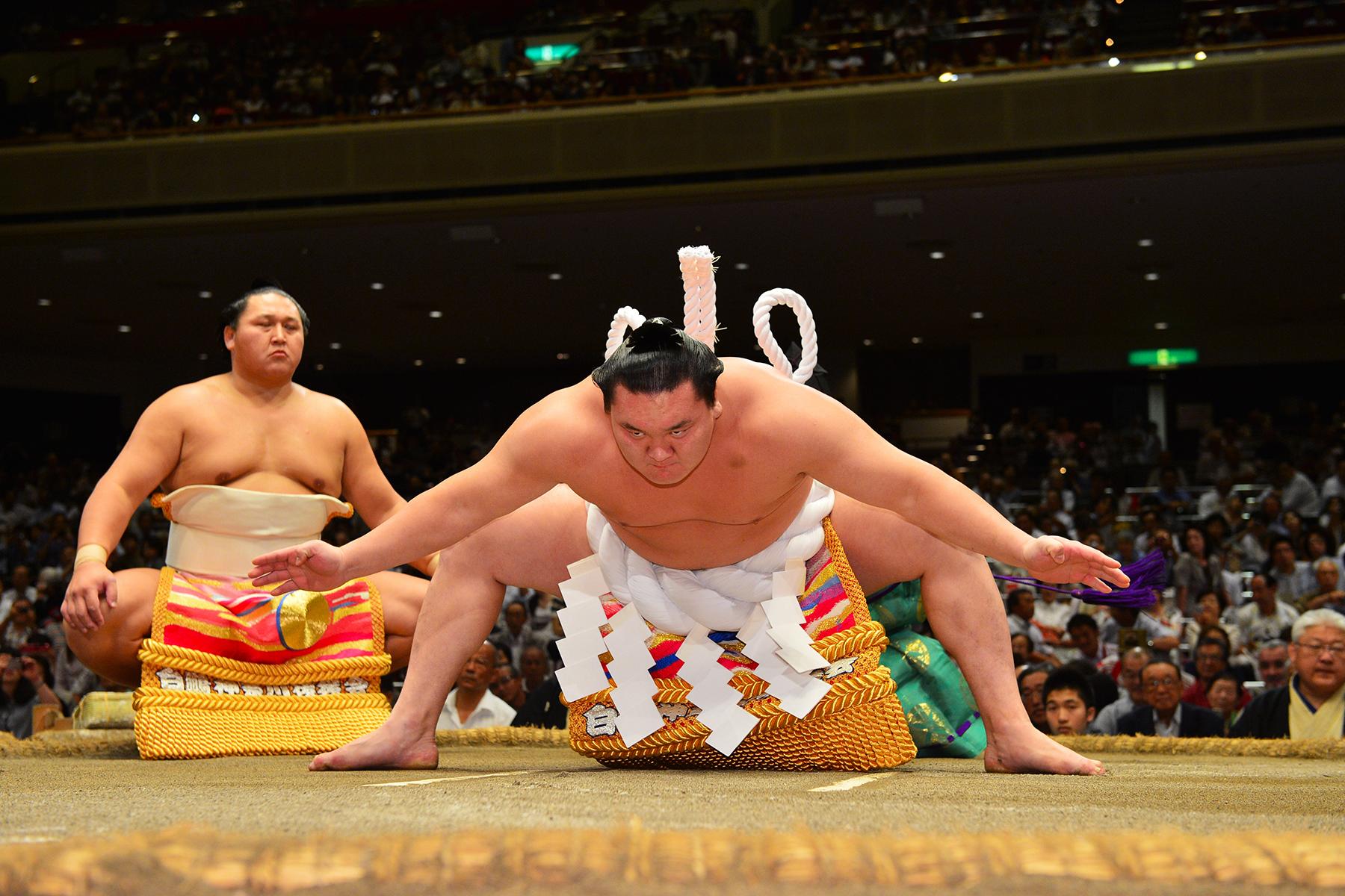 1.Unique-Hotel-Experiences-Eat-With-Sumo-Wrestlers-1