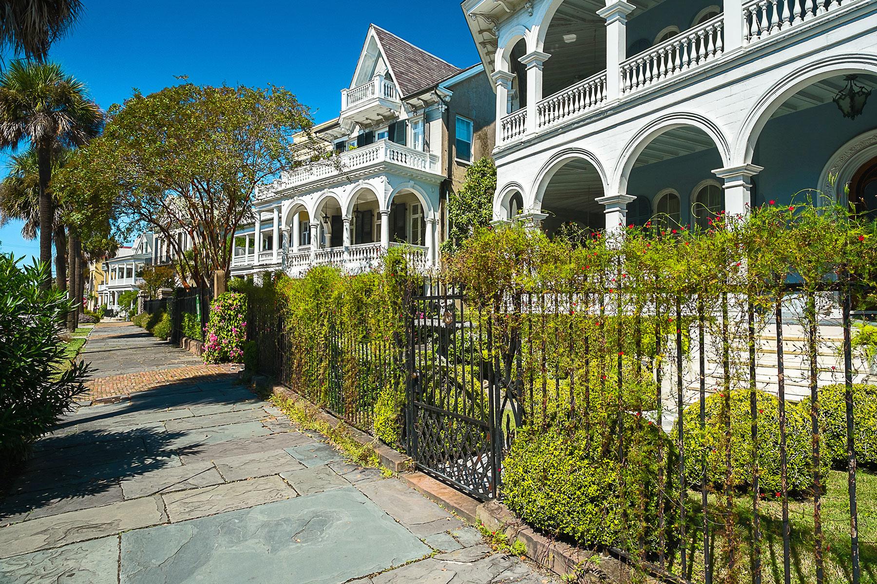 12-Ultimate-Things-To-Do-Charleston-Tour-Historic-Houses-shutterstock_160962701
