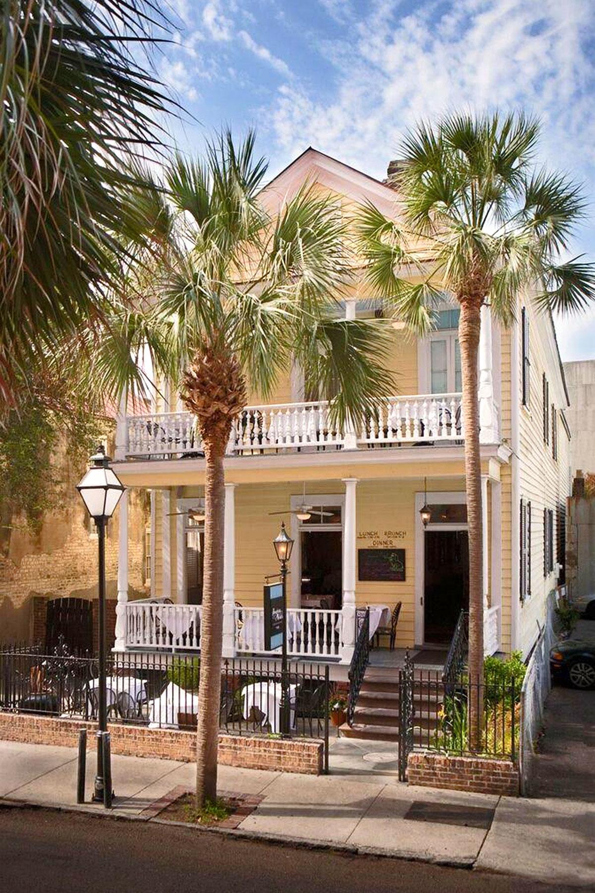 5_CharlestonHauntedHistory_PoogansPorch_Poogan_sPorch_porch_ExploreCharleston_2_1