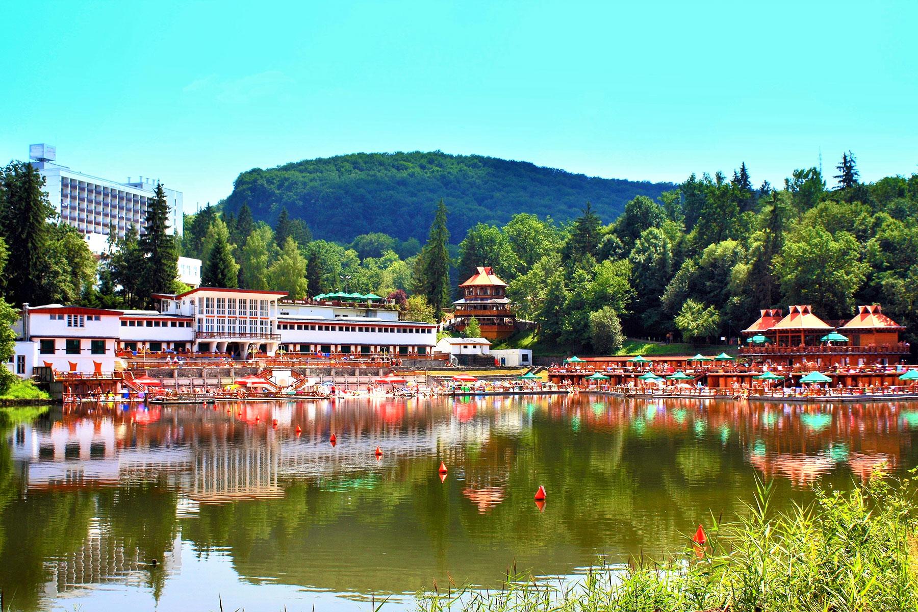 2_TransylvaniaSuprisingSights_LaculUrsuBearLake_shutterstock_1038610183_1