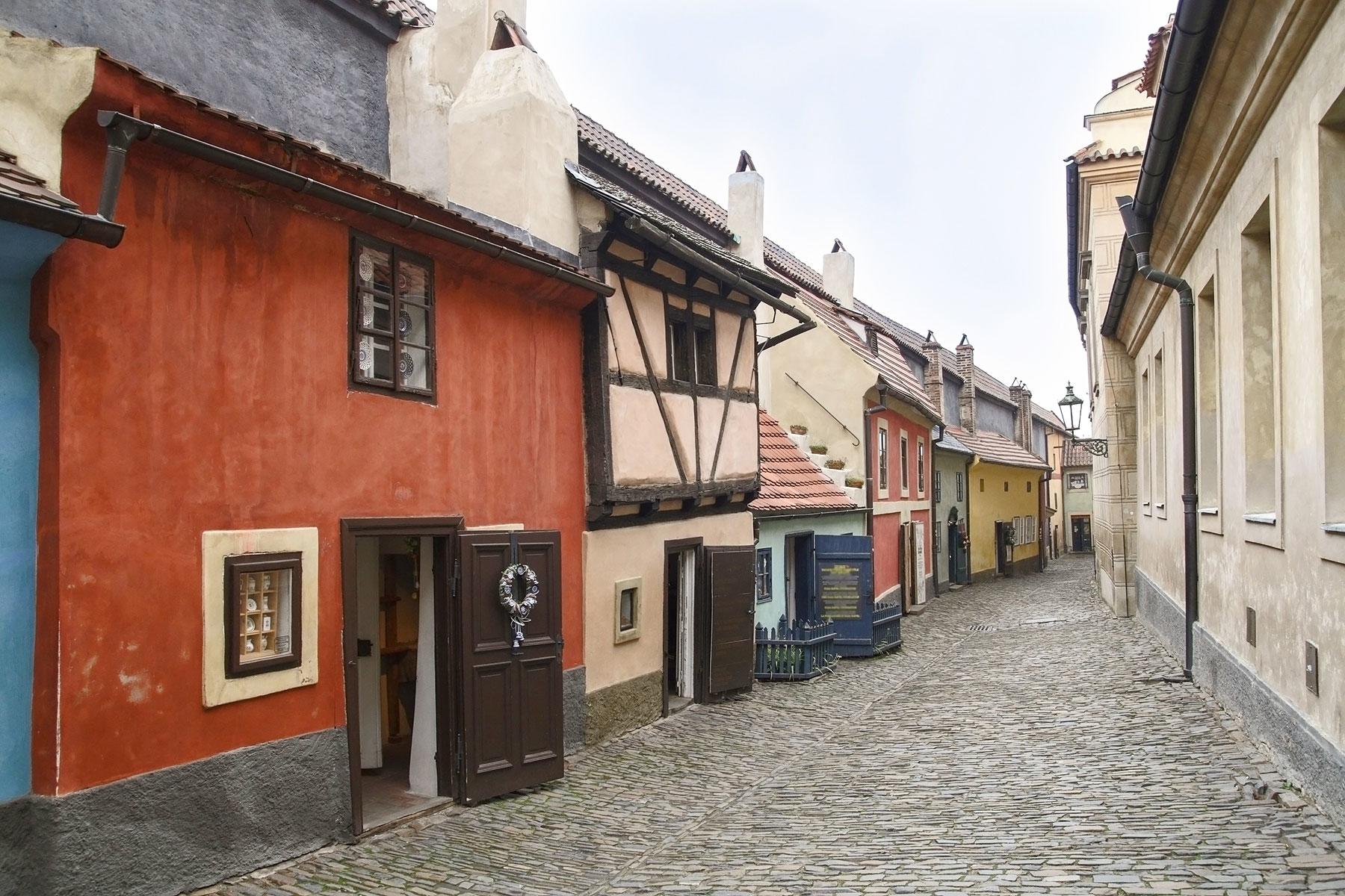10_PragueGhostHunting__ZlataStreetBlackCat_dreamstime_xl_34131510_1