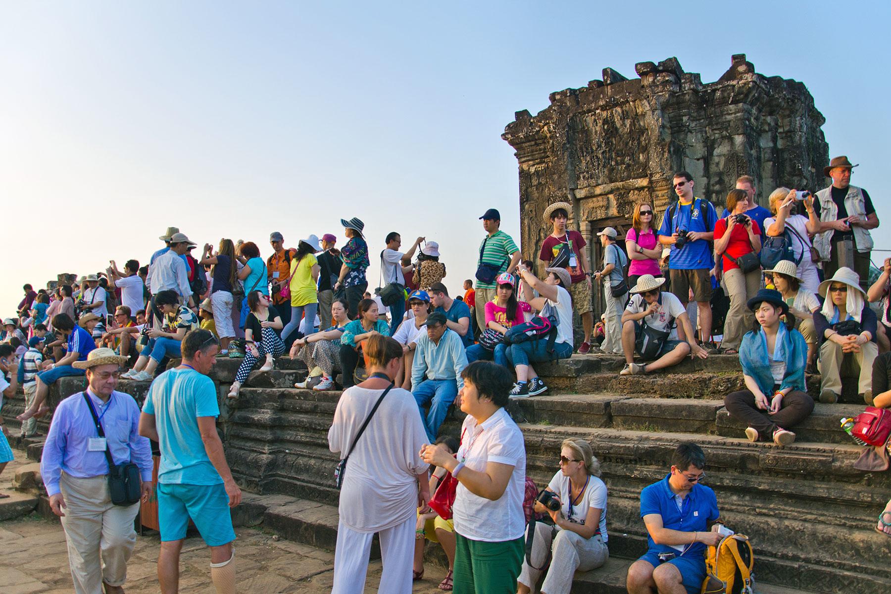 13_Angkor101_Crowds_shutterstock_180508685