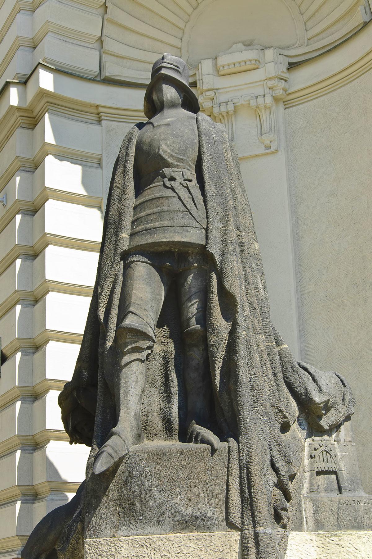 1_PragueGhostHunting__DarkKnightStatue_dreamstime_xl_71621211_1
