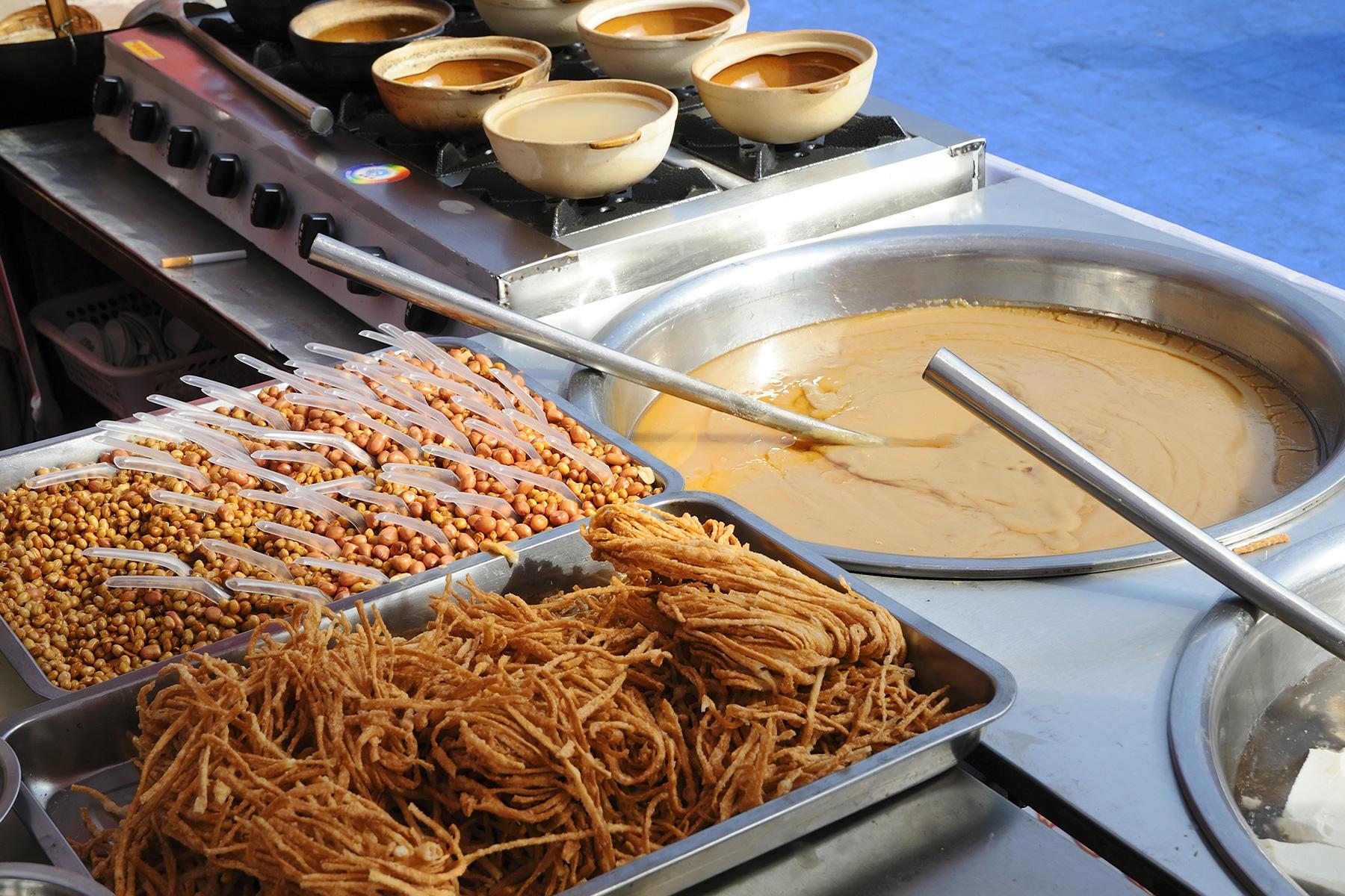 1_SichuanWTEBesidesHotPot_SnackOilTea_dreamstime_xl_21939224_1