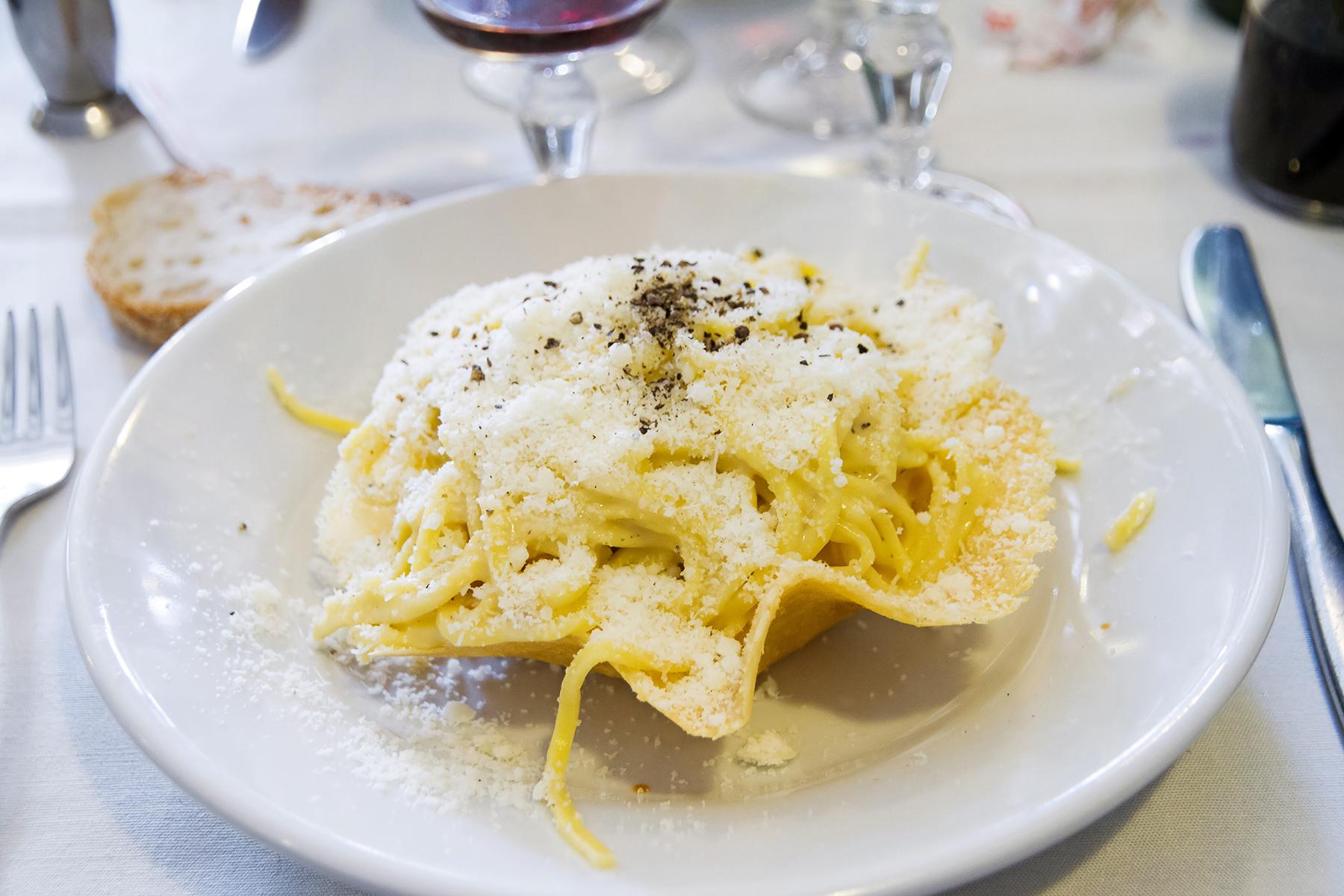 20_UltimateRome_EatRomanSpecialtiesCacioePepeCarbonara