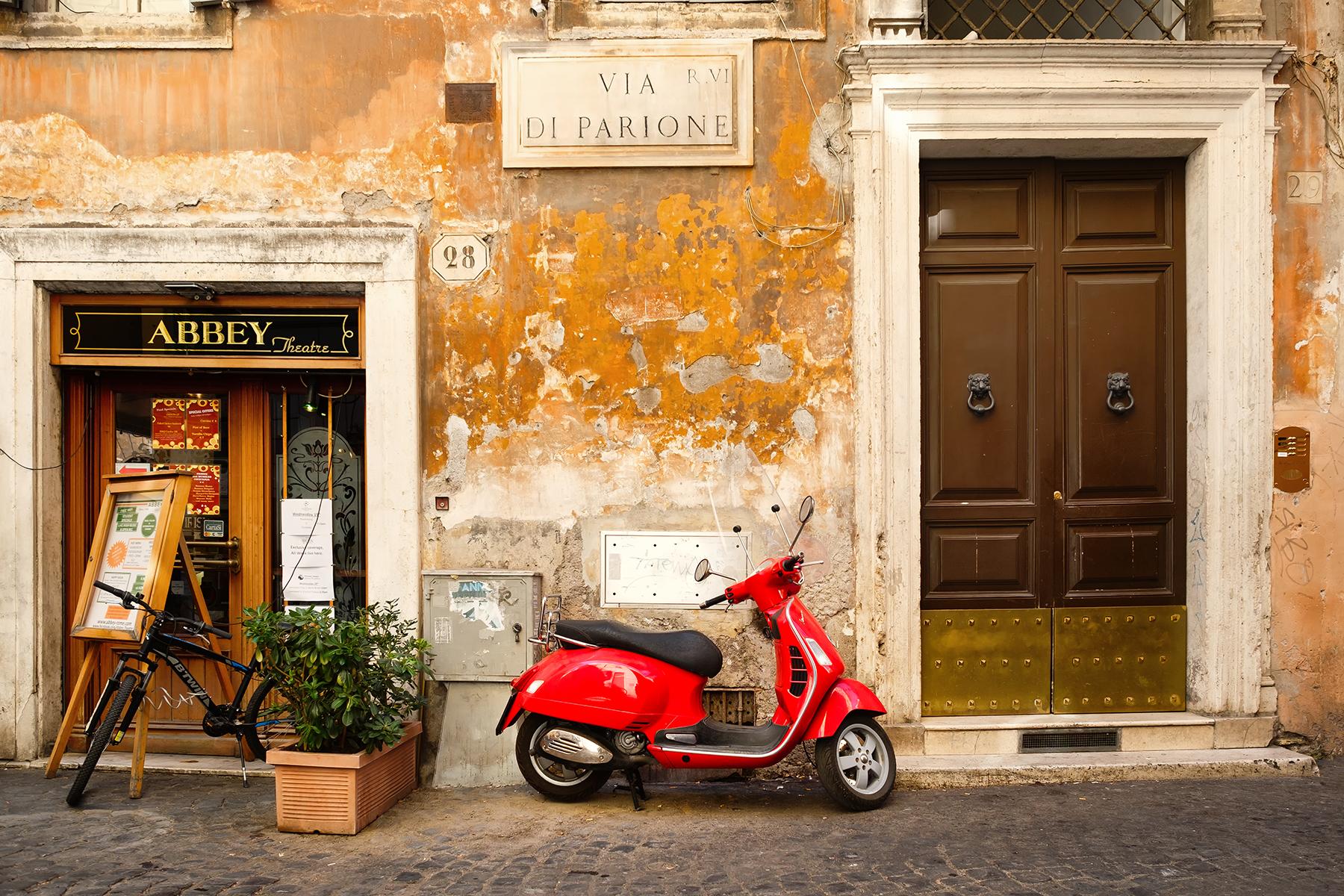 26_UltimateRome_ZipAroundCityVespa_shutterstock730841737