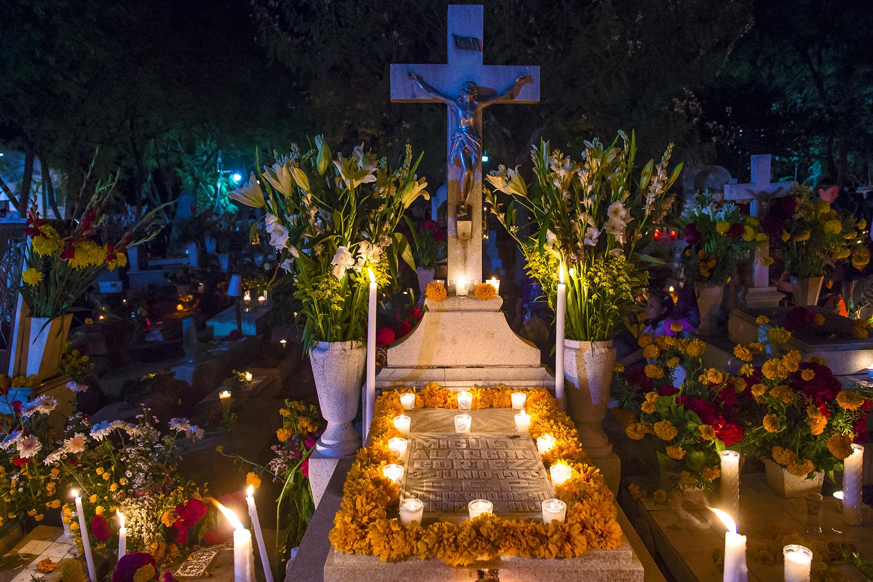 2_DayOfDeadMexico_HoldingVigils_shutterstock_339697946_1