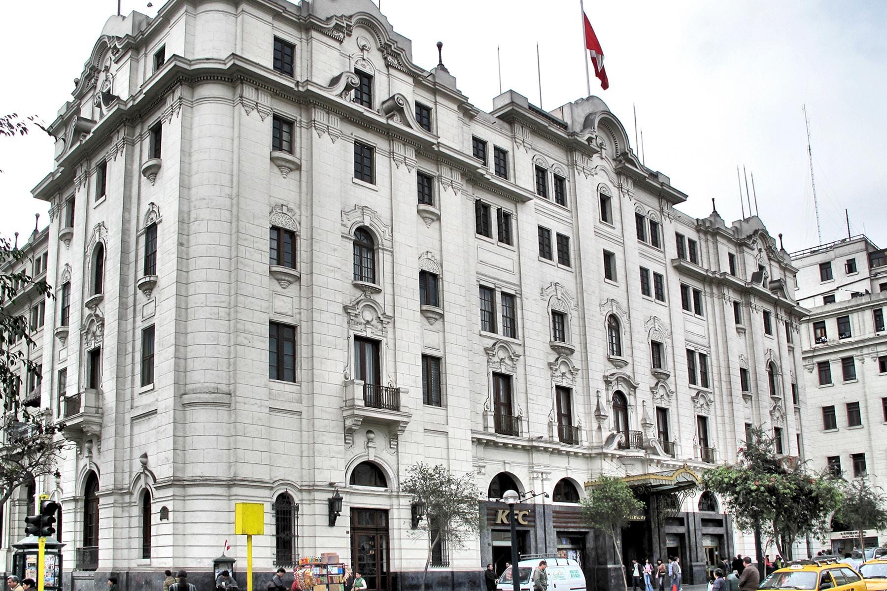 2_HauntedHotels_GranHotelBolivar_KFC_en_el_Gran_Hotel_Bolivar,_Lima,_Perú_1