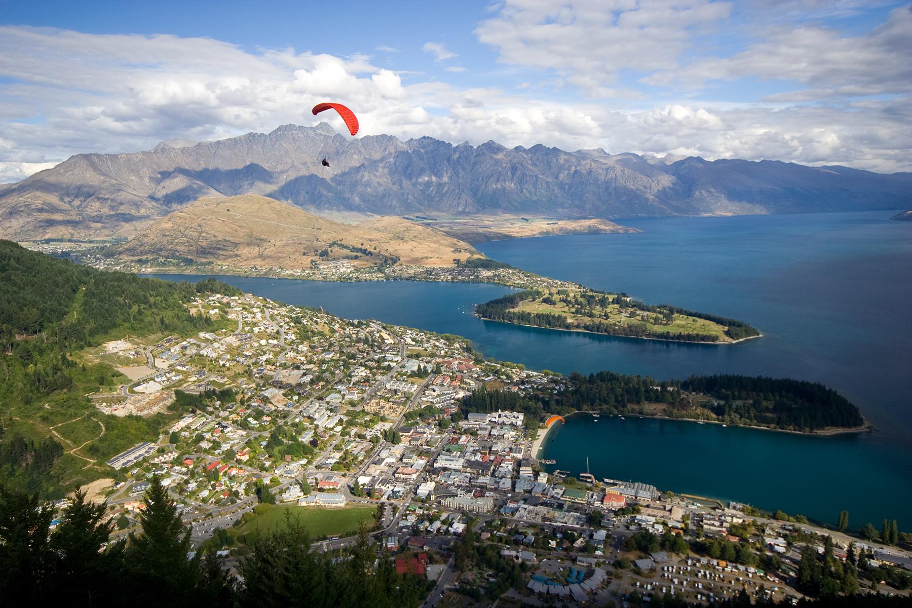 2_NewZealandReasonsToVisit_Queenstown_dreamstime_xxl_8534204