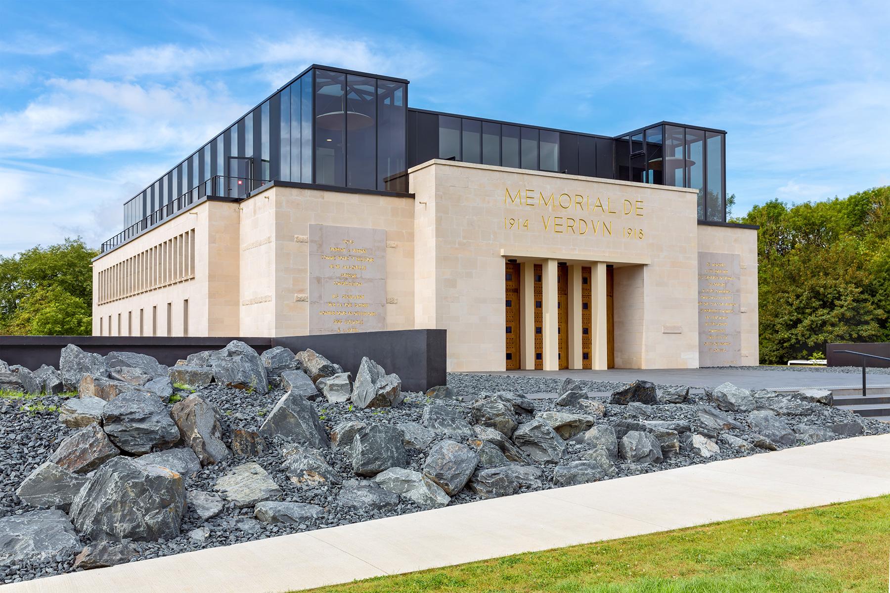 3_FranceCastleHotels_HostellerieChateauMonthairons_shutterstock_630709895_1