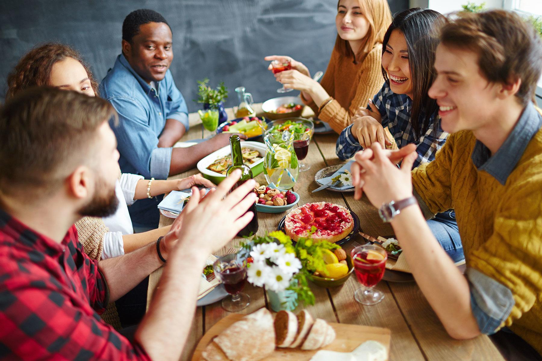 7_HowToPlanGroupTrip__PlanAtLeastOneGroupDinner_shutterstock_411352597_1