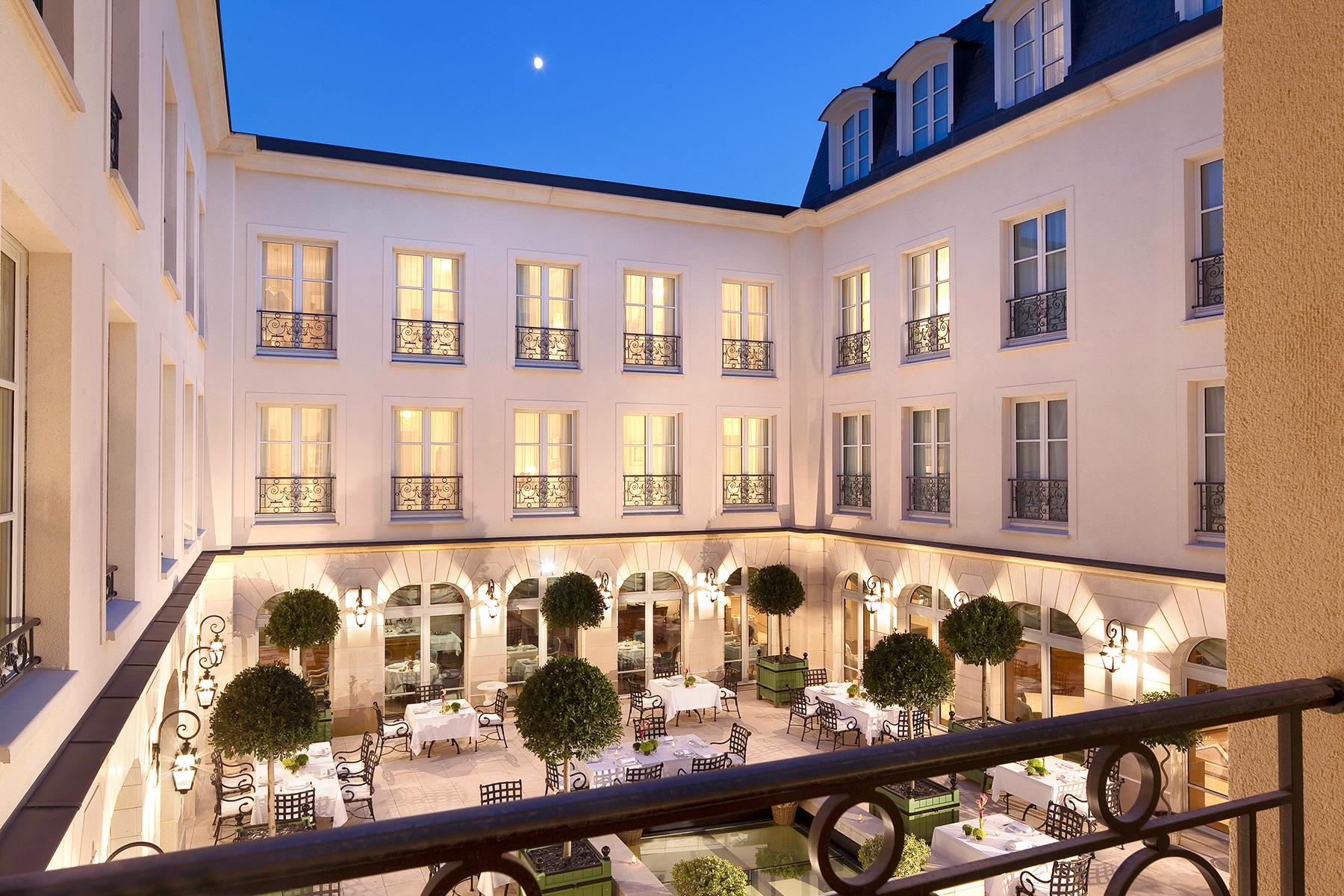 8_FranceCastleHotels_ChateaudeMontvillargenne_Patio_2