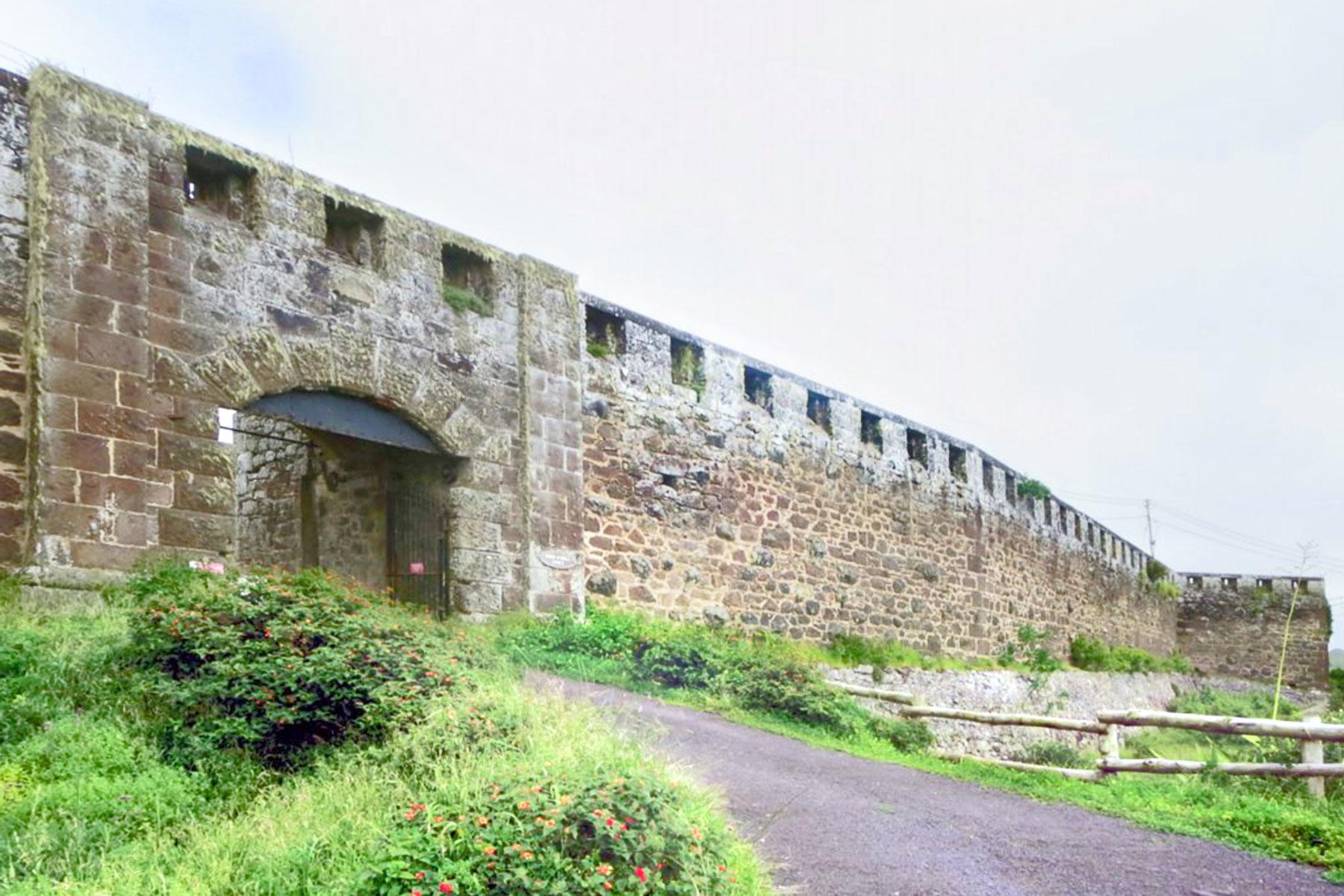High_Knoll_Fort_Gate_(16438343441)