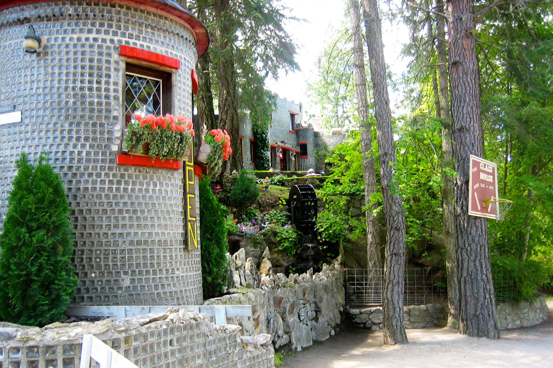 Outsider-Artist-Homes-Glass-House-Canada